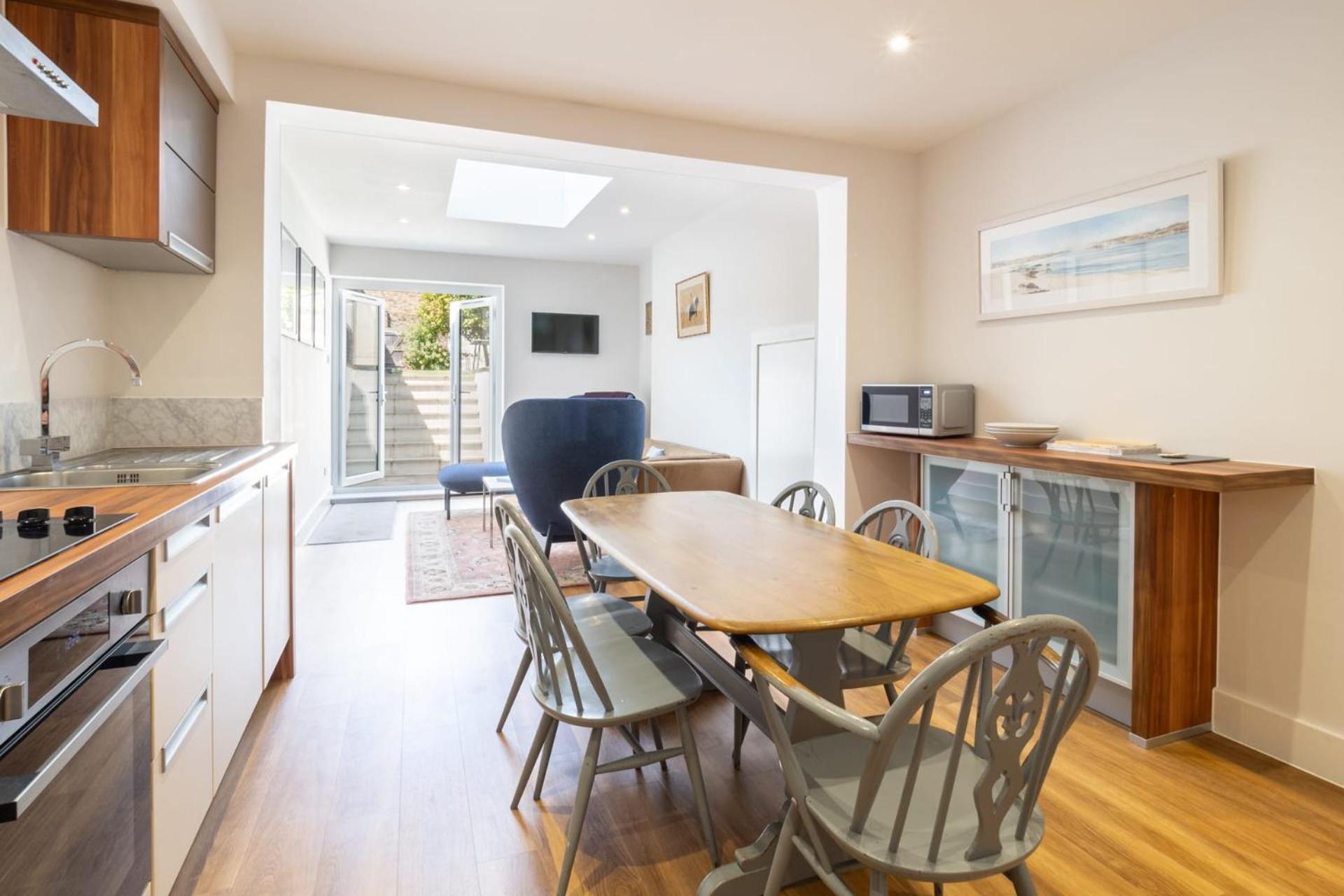 Apartment Host & -